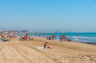 VALENCIA, İspanya, 17 Haziran 2019 İnsanlar İspanya 'nın Valencia kentindeki Cabanyal plajında güneşli bir günün tadını çıkarıyorlar.