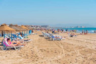 VALENCIA, İspanya, 17 Haziran 2019 İnsanlar İspanya 'nın Valencia kentindeki Cabanyal plajında güneşli bir günün tadını çıkarıyorlar.