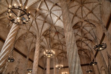 VALENCIA, İspanya, 17 Haziran 2019: Valencia, İspanya 'daki Lonja de la Seda binasının içindeki sütunlar salonu