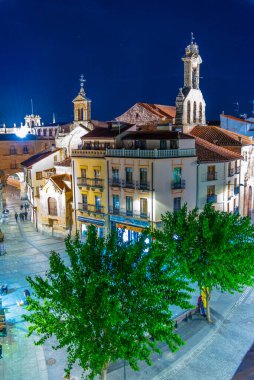 Salamanca, İspanya, 19 Mayıs 2019: Salamanca, İspanya 'nın merkezinde dar bir caddenin gün batımı manzarası