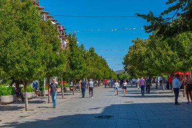 PRISHTINA, KOSOVO, 16 Eylül 2019: Kosova 'nın Prishtina kentindeki Rahibe Teresa bulvarında insanlar geziniyor