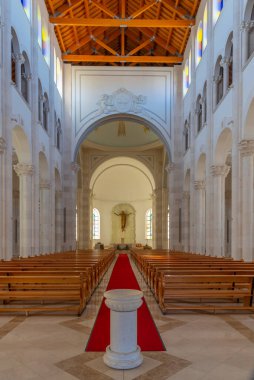 PRISHTINA, KOSOVO, 16 Eylül 2019: Prishtina, Kosova 'daki Aziz Teresa katedralinin İçi