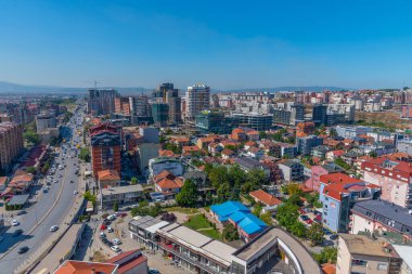 PRISHTINA, KOSOVO, 16 Eylül 2019: Kosova 'nın Prishtina kentindeki Bill Clinton bulvarının havadan görünüşü
