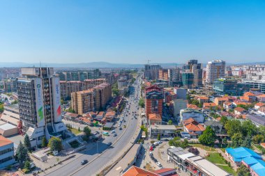 PRISHTINA, KOSOVO, 16 Eylül 2019: Kosova 'nın Prishtina kentindeki Bill Clinton bulvarının havadan görünüşü