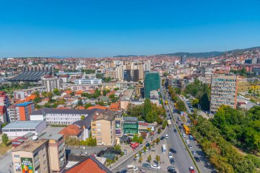 PRİŞTİNE, KOSOVO, 16 Eylül 2019: Prishtina şehir merkezinin havadan görünüşü Kosova 'nın George Bush bulvarı ile yan yana