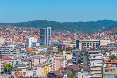 PRISHTINA, KOSOVO, 16 Eylül 2019: Kosova 'nın Prishtina kentinin havadan görünüşü
