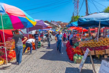 PRİŞTİNE, KOSOVO, 16 Eylül 2019: Kosova 'nın Prishtina kentindeki pazar manzarası