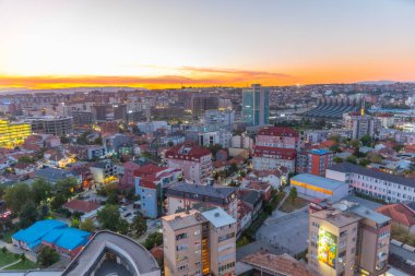 PRISHTINA, KOSOVO, 16 Eylül 2019: Kosova 'daki Gençlik ve Spor Sarayı ile Prishtina' nın günbatımı manzarası