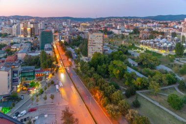 PRISHTINA, KOSOVO, 16 Eylül 2019: George Bush, Kosova Bulvarı 'nın gün batımı manzarası