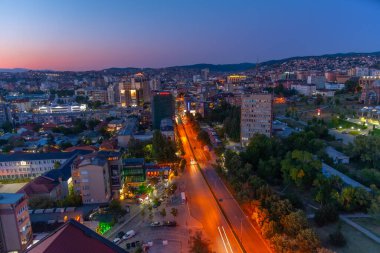 PRISHTINA, KOSOVO, 16 Eylül 2019: George Bush, Kosova Bulvarı 'nın gün batımı manzarası