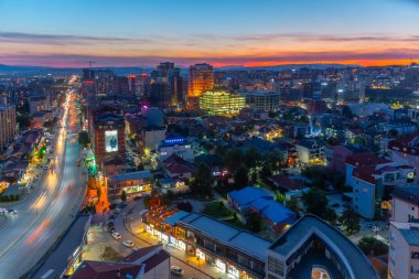 PRISHTINA, KOSOVO, 16 Eylül 2019: Kosova 'nın Prishtina kentindeki Bill Clinton bulvarının gün batımı manzarası