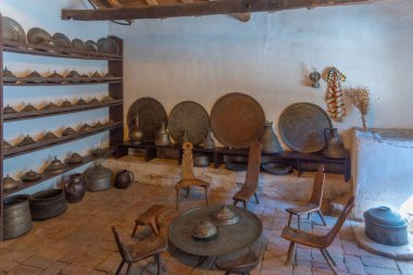 PRİŞTİNE, KOSOVO, 17 Eylül 2019: Kosova 'nın Prishtina kentindeki Ethnoğrafya Müzesi' nin İçi