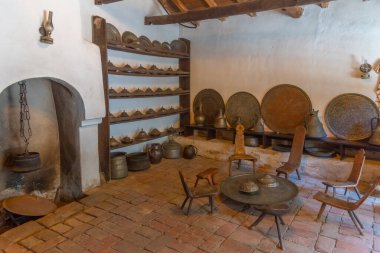 PRİŞTİNE, KOSOVO, 17 Eylül 2019: Kosova 'nın Prishtina kentindeki Ethnoğrafya Müzesi' nin İçi