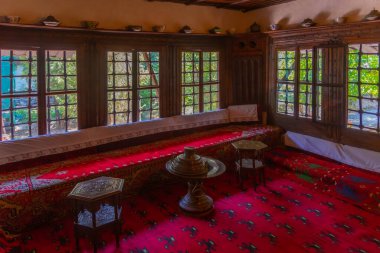 PRİŞTİNE, KOSOVO, 17 Eylül 2019: Kosova 'nın Prishtina kentindeki Ethnoğrafya Müzesi' nin İçi