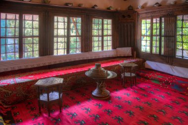 PRİŞTİNE, KOSOVO, 17 Eylül 2019: Kosova 'nın Prishtina kentindeki Ethnoğrafya Müzesi' nin İçi