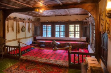 PRİŞTİNE, KOSOVO, 17 Eylül 2019: Kosova 'nın Prishtina kentindeki Ethnoğrafya Müzesi' nin İçi