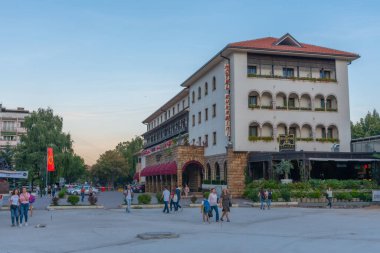 PEJA, KOSOVO, SEPTEMBER 17, 2019: Peja, Kosova 'nın ana meydanında Hotel Dukagjini