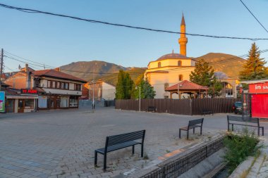 PEJA, KOSOVO, 18 Eylül 2019: Kosova 'nın Peja kentindeki cami