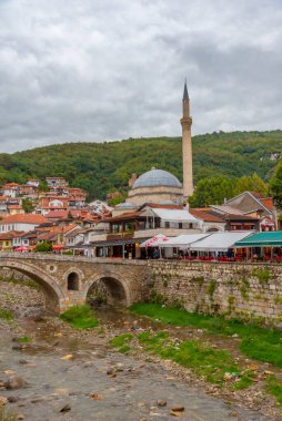 PRİZREN, KOSOVO, SEPTEMBER 19, 2019: Kosova 'nın Prizren kentindeki Bistrica Nehri' nin nehir kenarındaki Sinan Paşa camii