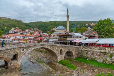 PRİZREN, KOSOVO, SEPTEMBER 19, 2019: Kosova 'nın Prizren kentindeki Bistrica Nehri' nin nehir kenarındaki Sinan Paşa camii