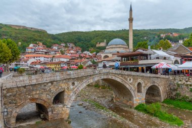 PRİZREN, KOSOVO, SEPTEMBER 19, 2019: Kosova 'nın Prizren kentindeki Bistrica Nehri' nin nehir kenarındaki Sinan Paşa camii