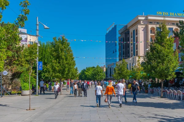 Prishtina Kosovo Setembro 2019 Pessoas Estão Passeando Mãe Teresa Boulevard — Fotografia de Stock