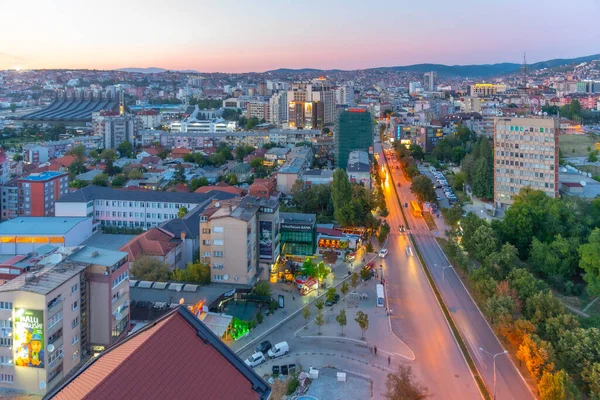 2019年9月16日 Prishtina 与乔治 布什大道相邻的普里什蒂纳市中心日落 — 图库照片