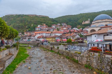 PRİZREN, KOSOVO, SEPTEMBER 19, 2019: Kosova 'nın Prizren kentindeki Bistrica Nehri' nin nehir kenarındaki Sinan Paşa camii