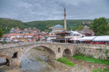 PRİZREN, KOSOVO, SEPTEMBER 19, 2019: Kosova 'nın Prizren kentindeki Bistrica Nehri' nin nehir kenarındaki Sinan Paşa camii