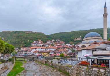 PRİZREN, KOSOVO, SEPTEMBER 19, 2019: Kosova 'nın Prizren kentindeki Bistrica Nehri' nin nehir kenarındaki Sinan Paşa camii