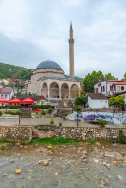 PRİZREN, KOSOVO, SEPTEMBER 19, 2019: Kosova 'nın Prizren kentindeki Bistrica Nehri' nin nehir kenarındaki Sinan Paşa camii