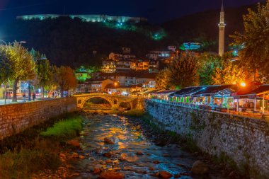 PRİZREN, KOSOVO, 19 Eylül 2019: Kosova 'nın Prizren kentindeki Bistrica Nehri' nin nehir kenarının gece manzarası