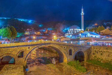 PRİZREN, KOSOVO, SEPTEMBER 19, 2019: Kosova 'nın Prizren kentindeki Bistrica nehrinin nehir kıyısında yer alan Sinan Paşa camiinin gece manzarası