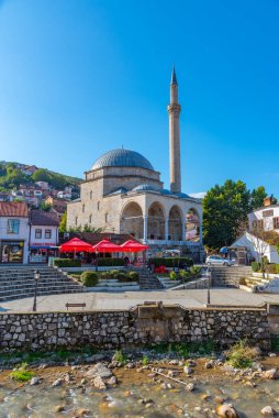 PRİZREN, KOSOVO, SEPTEMBER 20, 2019: Kosova 'nın Prizren kentindeki Bistrica Nehri' nin nehir kenarındaki Sinan Paşa camii