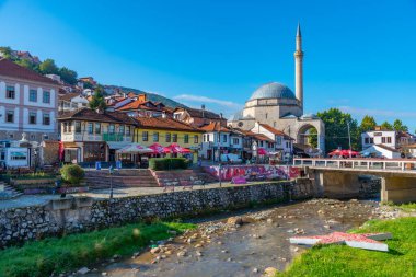 PRİZREN, KOSOVO, SEPTEMBER 20, 2019: Kosova 'nın Prizren kentindeki Bistrica Nehri' nin nehir kenarındaki Sinan Paşa camii