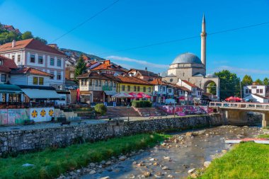 PRİZREN, KOSOVO, SEPTEMBER 20, 2019: Kosova 'nın Prizren kentindeki Bistrica Nehri' nin nehir kenarındaki Sinan Paşa camii