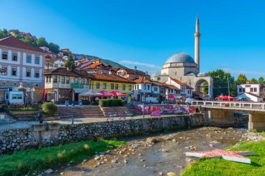 PRİZREN, KOSOVO, SEPTEMBER 20, 2019: Kosova 'nın Prizren kentindeki Bistrica Nehri' nin nehir kenarındaki Sinan Paşa camii