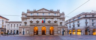 MILANO, İtalya, 20 Temmuz 2019: Milano, İtalya 'da Teatro alla Scala' nın gün batımı manzarası