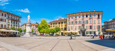 COMO, ITALY, 17 Temmuz 2019: İtalyan kenti Com 'daki Piazza Alessandro Volta' da insanlar geziniyor