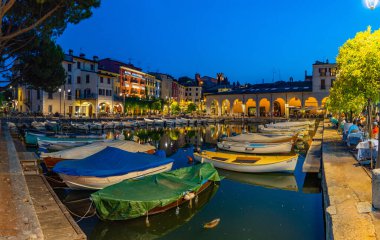 DESENZANO DEL GARDA, İtal 'daki Desenzano del Garda' ya demirleyen teknelerin günbatımını 23 Temmuz 2019