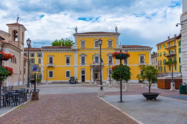 BRESCIA, İtalya, 15 Temmuz 2019: İnsanlar İtalya 'nın Brescia kentindeki Piazza del Mercato' da geziniyor