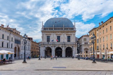BRESCIA, İtalya, 15 Temmuz 2019 İnsanlar İtalya 'daki Palazzo della Loggia ile Brescia' nın merkezinden geçiyorlar.
