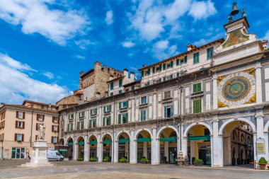 BRESCIA, İtalya, 15 Temmuz 2019: Brescia, İtalya Piazza della Loggia 'da güneşli bir günün görüntüsü