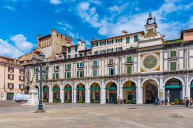 BRESCIA, İtalya, 15 Temmuz 2019: Brescia, İtalya Piazza della Loggia 'da güneşli bir günün görüntüsü