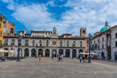 BRESCIA, İtalya, 15 Temmuz 2019: Brescia, İtalya Piazza della Loggia 'da güneşli bir günün görüntüsü
