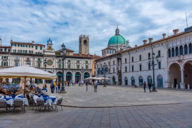 BRESCIA, İtalya, 15 Temmuz 2019: Brescia, İtalya Piazza della Loggia 'da güneşli bir günün görüntüsü