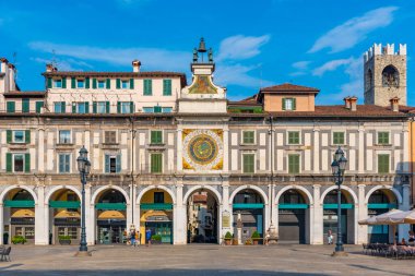 BRESCIA, İtalya, 15 Temmuz 2019: Brescia, İtalya Piazza della Loggia 'da güneşli bir günün görüntüsü