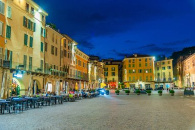 BRESCIA, İtalya, 15 Temmuz 2019: Brescia, İtalya 'daki Piazza Paolo VI' deki barlar