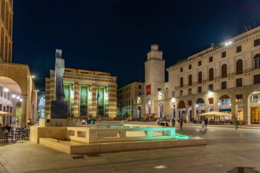 BRESCIA, İtalya, 15 Temmuz 2019: Brescia, İtalya 'daki Piazza della Vittoria' nın Gece Görüşü