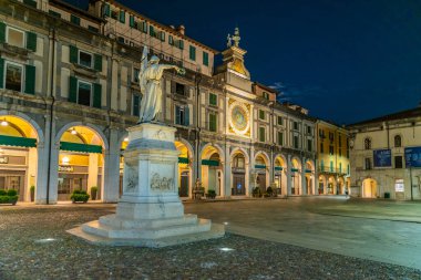 BRESCIA, İtalya, 15 Temmuz 2019: Brescia, İtalya Piazza della Loggia Gece Görüşü